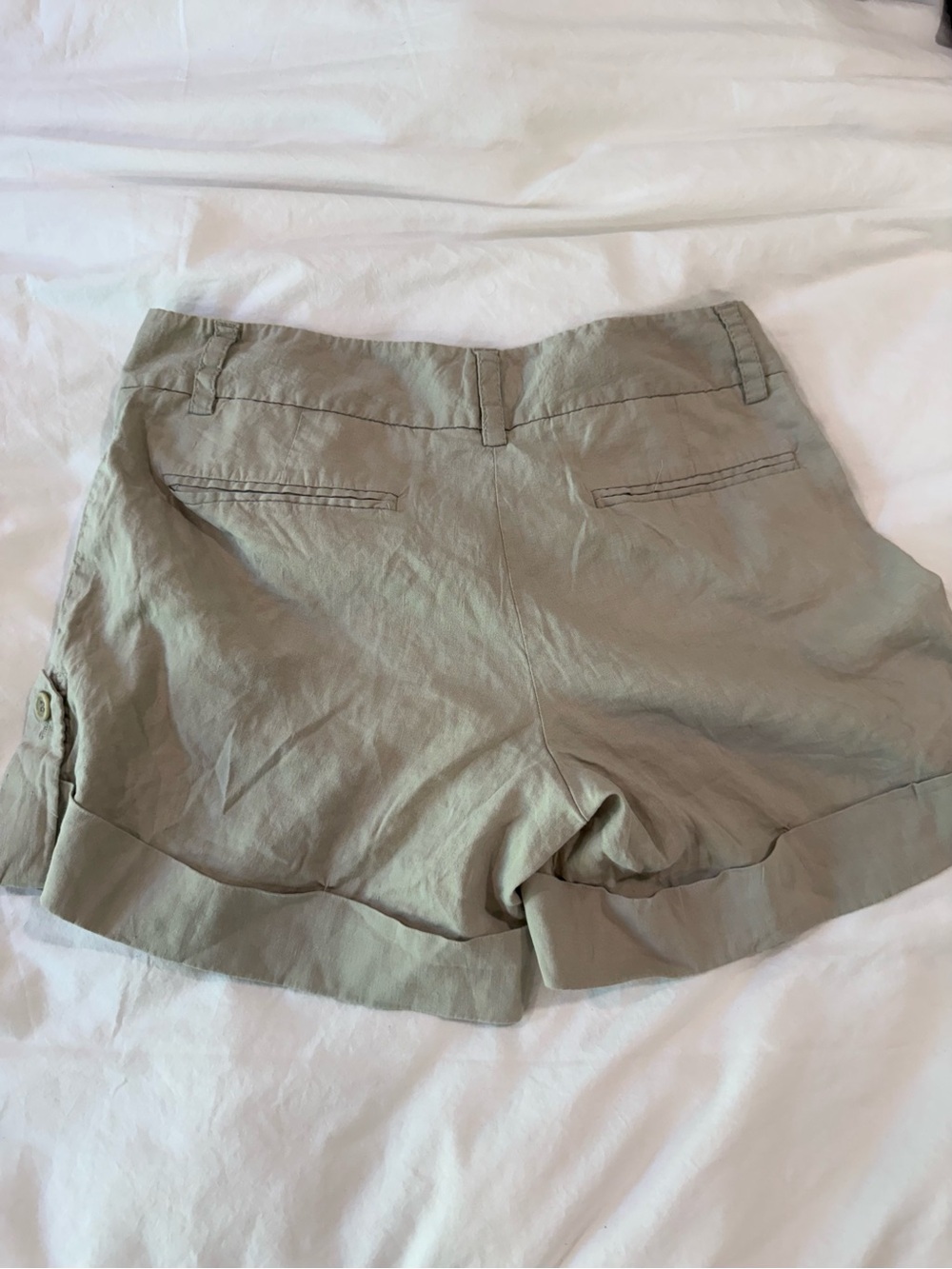 Women's Casual Roll-Cuff Cargo Shorts in Light Olive - Picture 2 of 4